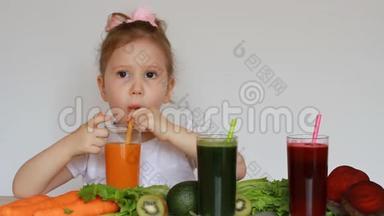 小女孩喝<strong>蔬</strong>菜冰沙-胡萝卜，甜菜和绿色。 解毒剂。 一个小可爱拿着一杯<strong>果汁</strong>